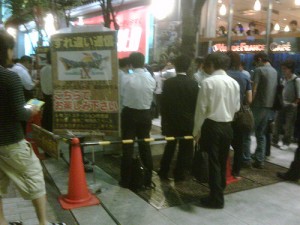 Dragon Quest players get together to use “Surechigai Tsushin” system in Akihabara. "sakuraquiet" some rights reserved. flickr