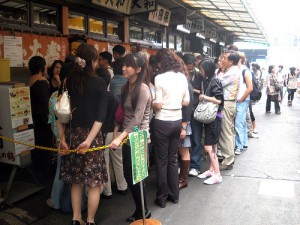 A Crowded Restaurant in Tsukiji. "Dakiny" some rights reserved. flickr